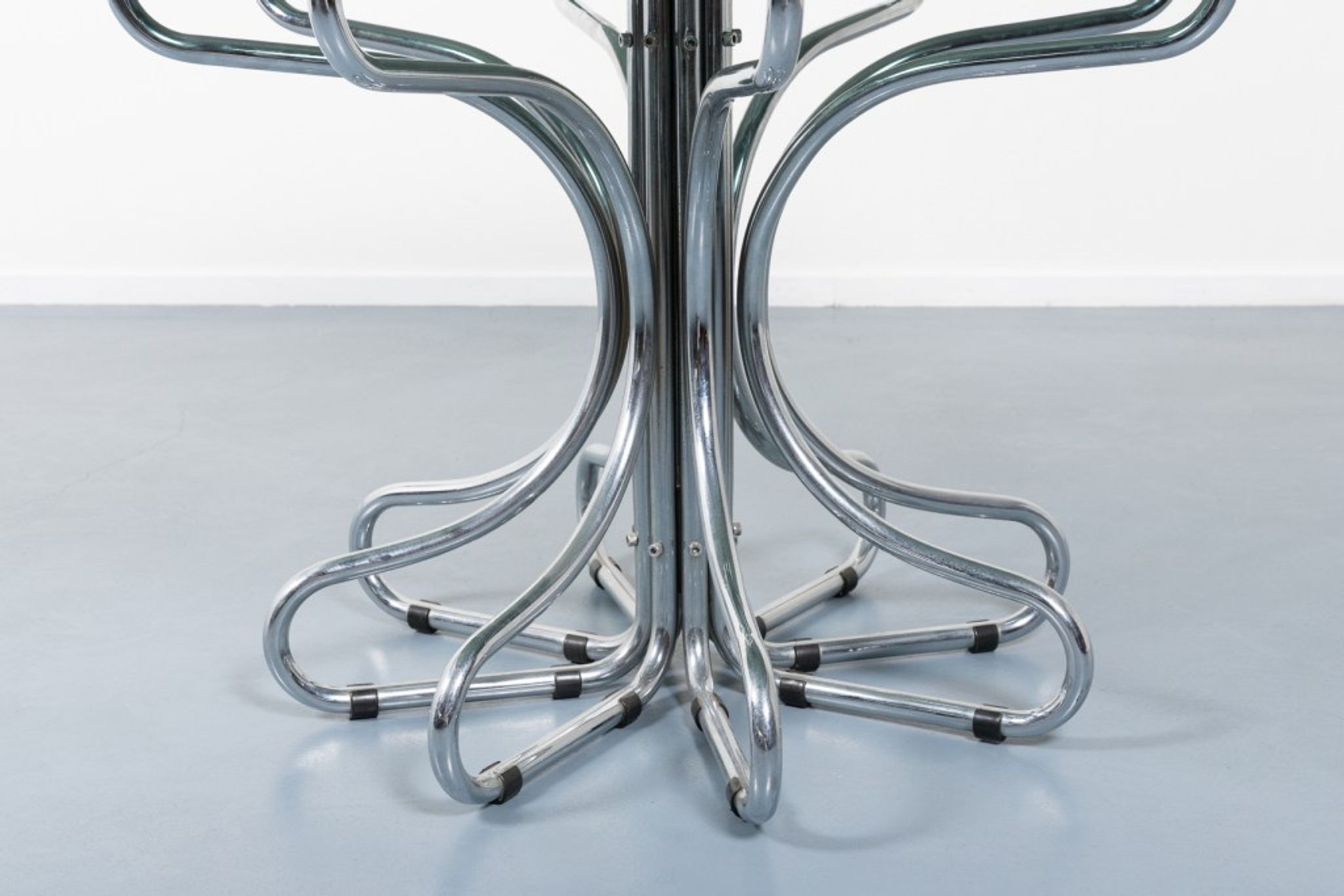 Sculptural Italian design table from the 1970s