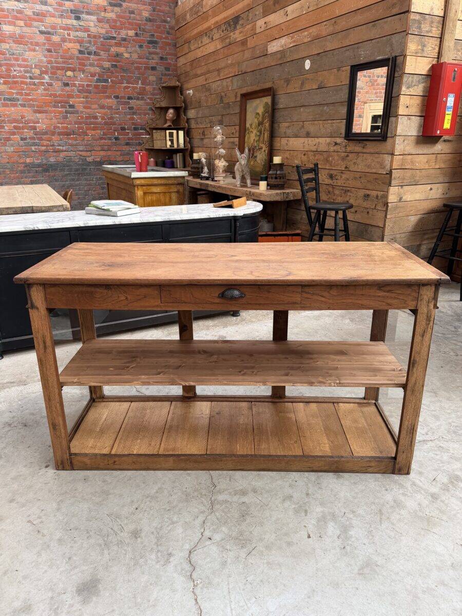 Glass-fronted oak counter from the 19th century.