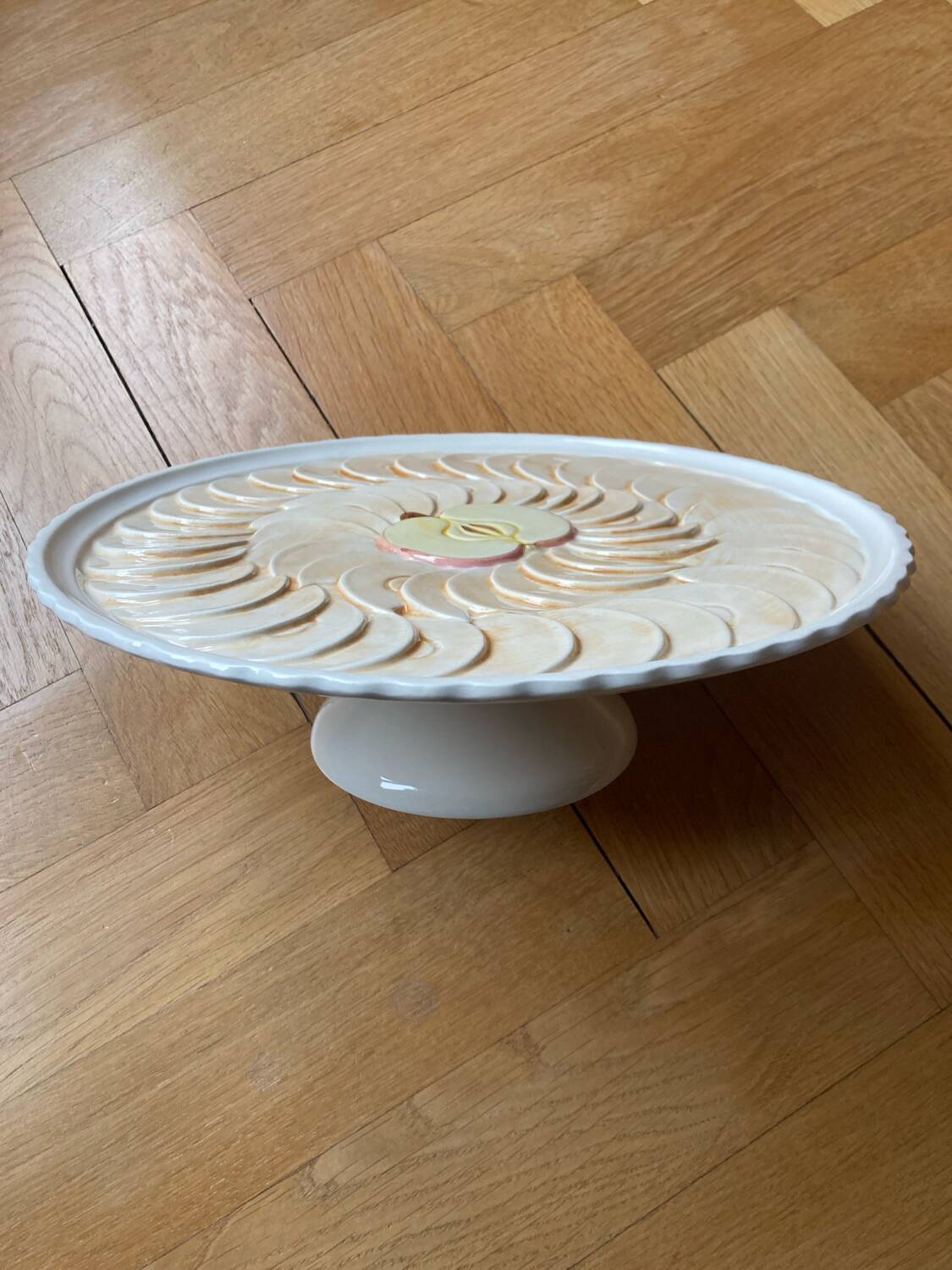Pie dish on a stand, majolica, apple