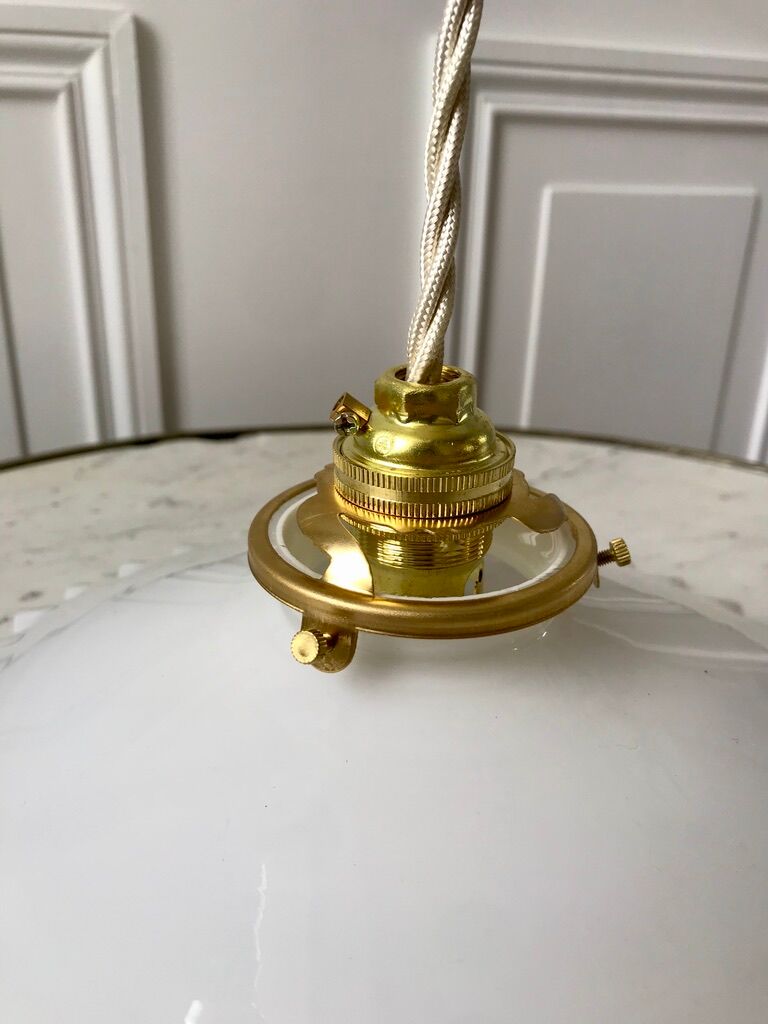 Suspension en opaline dentelée début XXème