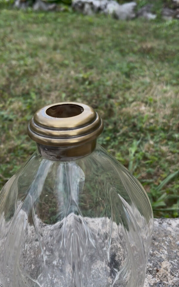 Grande carafe ancienne pour spiritueux – verre taillé et col argenté