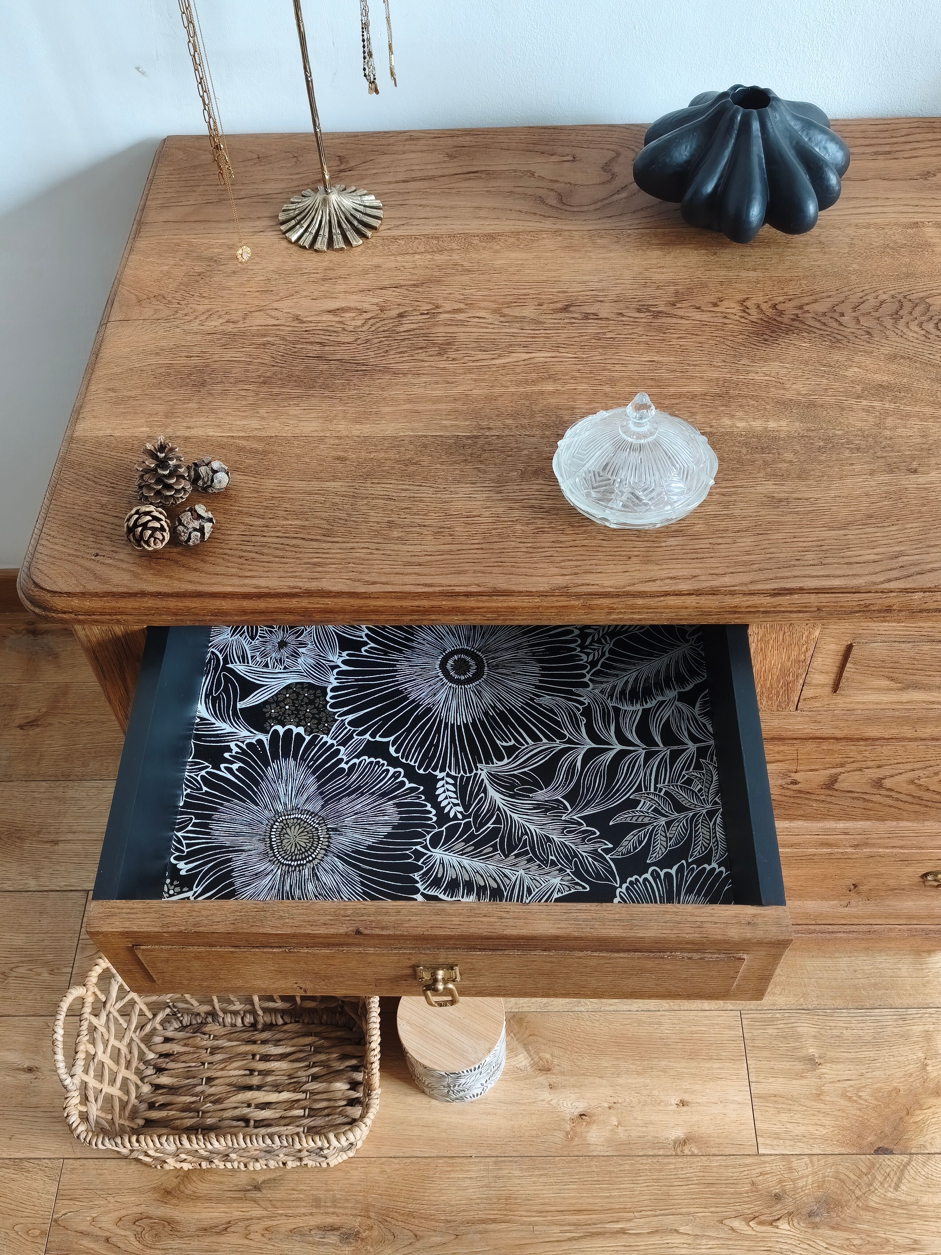 Dressing table in solid oak.