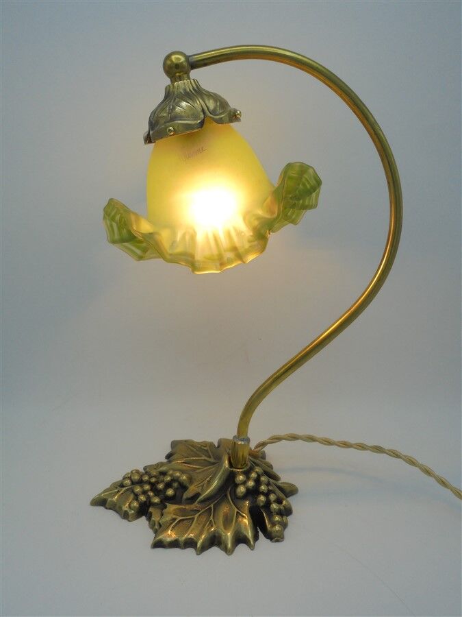 Lampe en laiton et tulipe signée "Vianne"