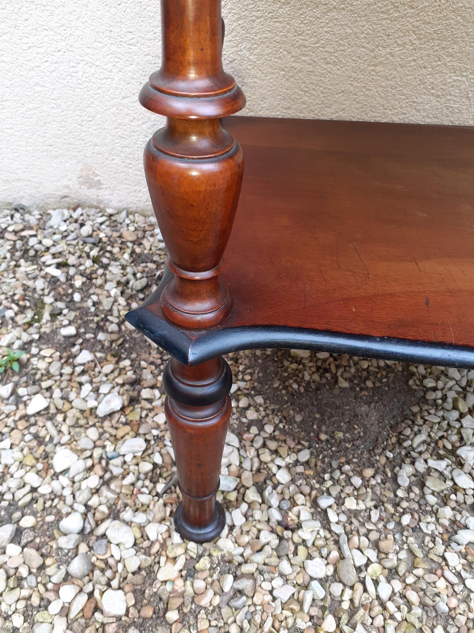 Napoleon III mahogany standing shelf