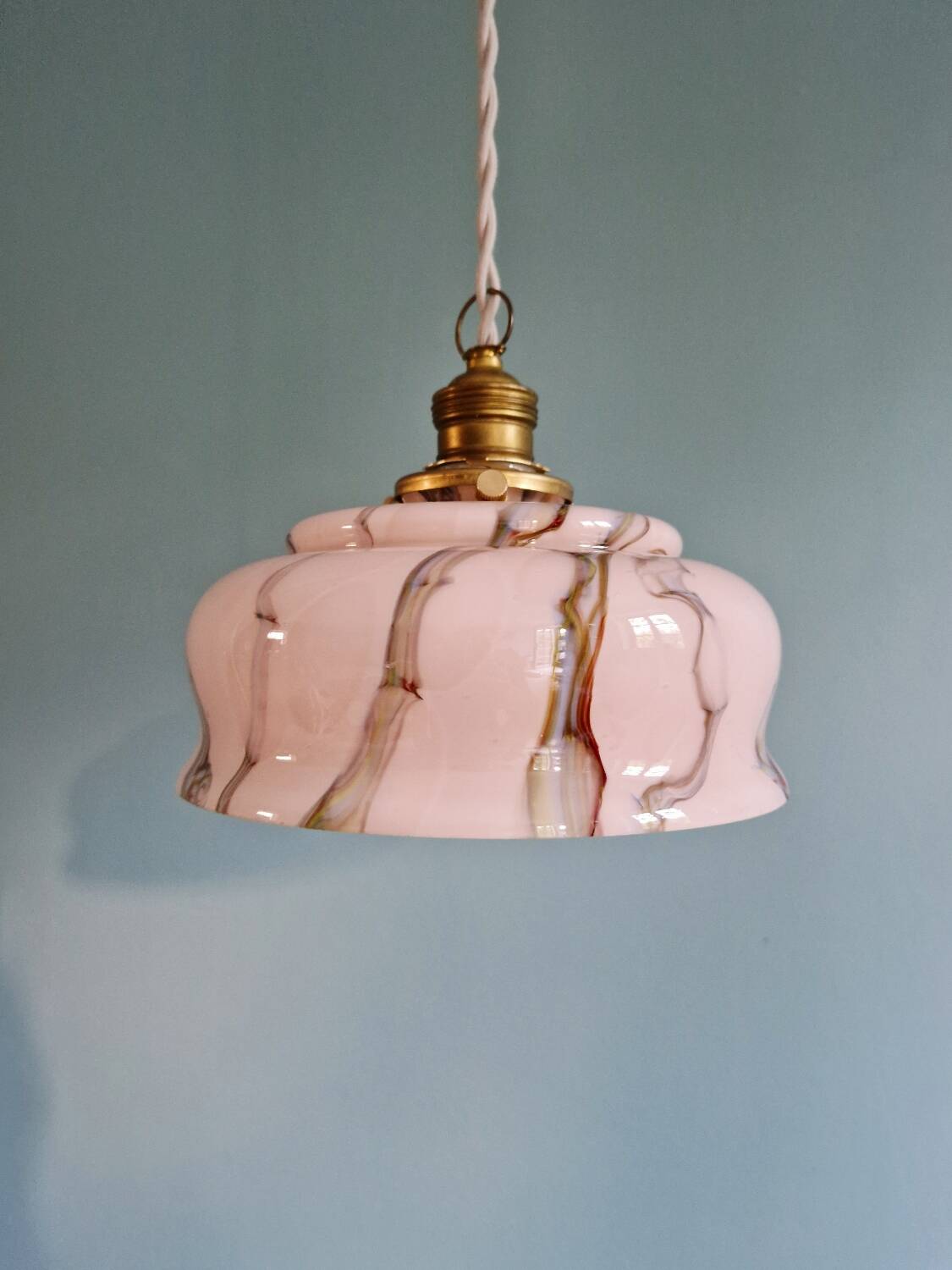 Suspension Art Déco en opaline marbrée rose, Scailmont (Belgique)