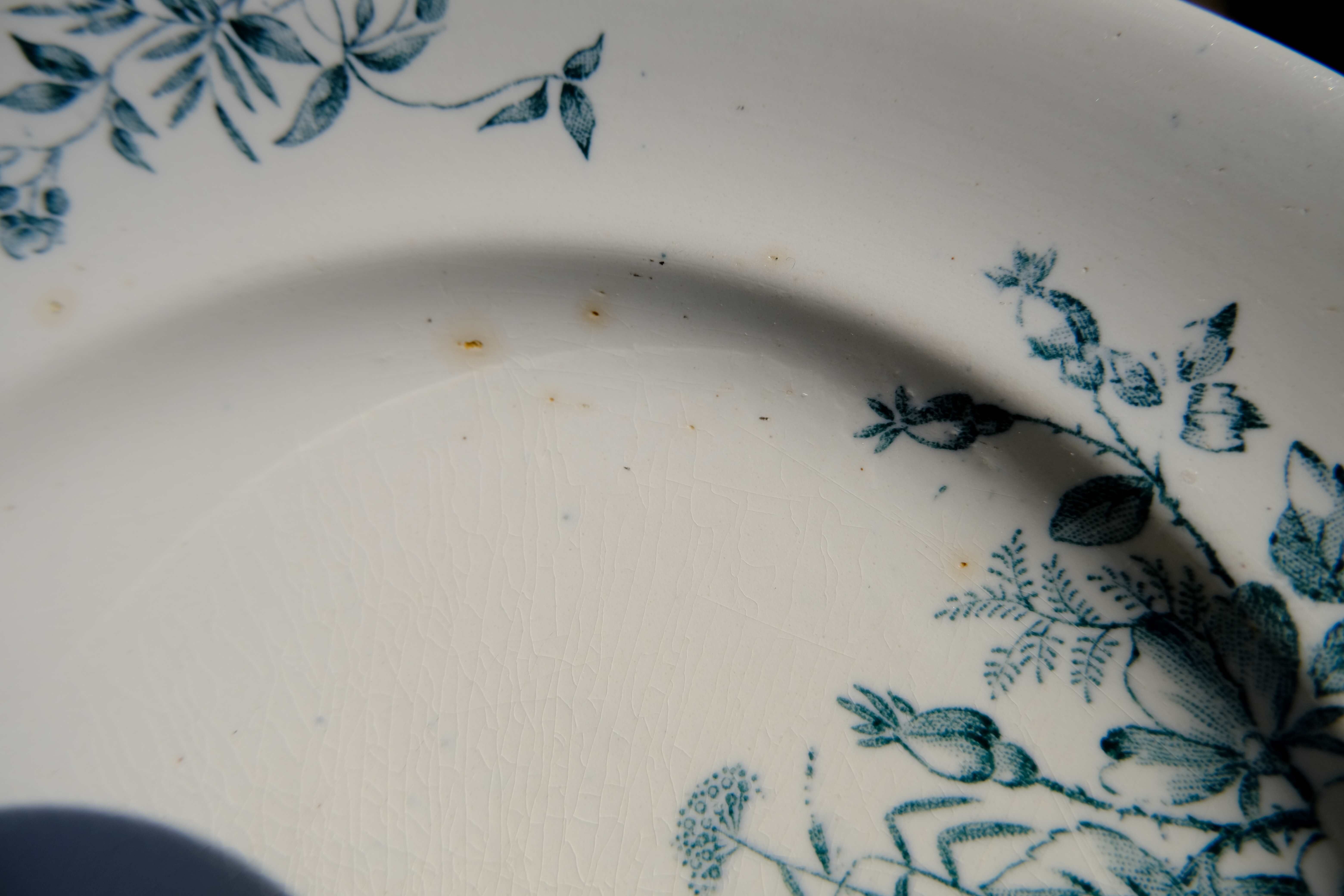 Mignon plates in Longwy earthenware