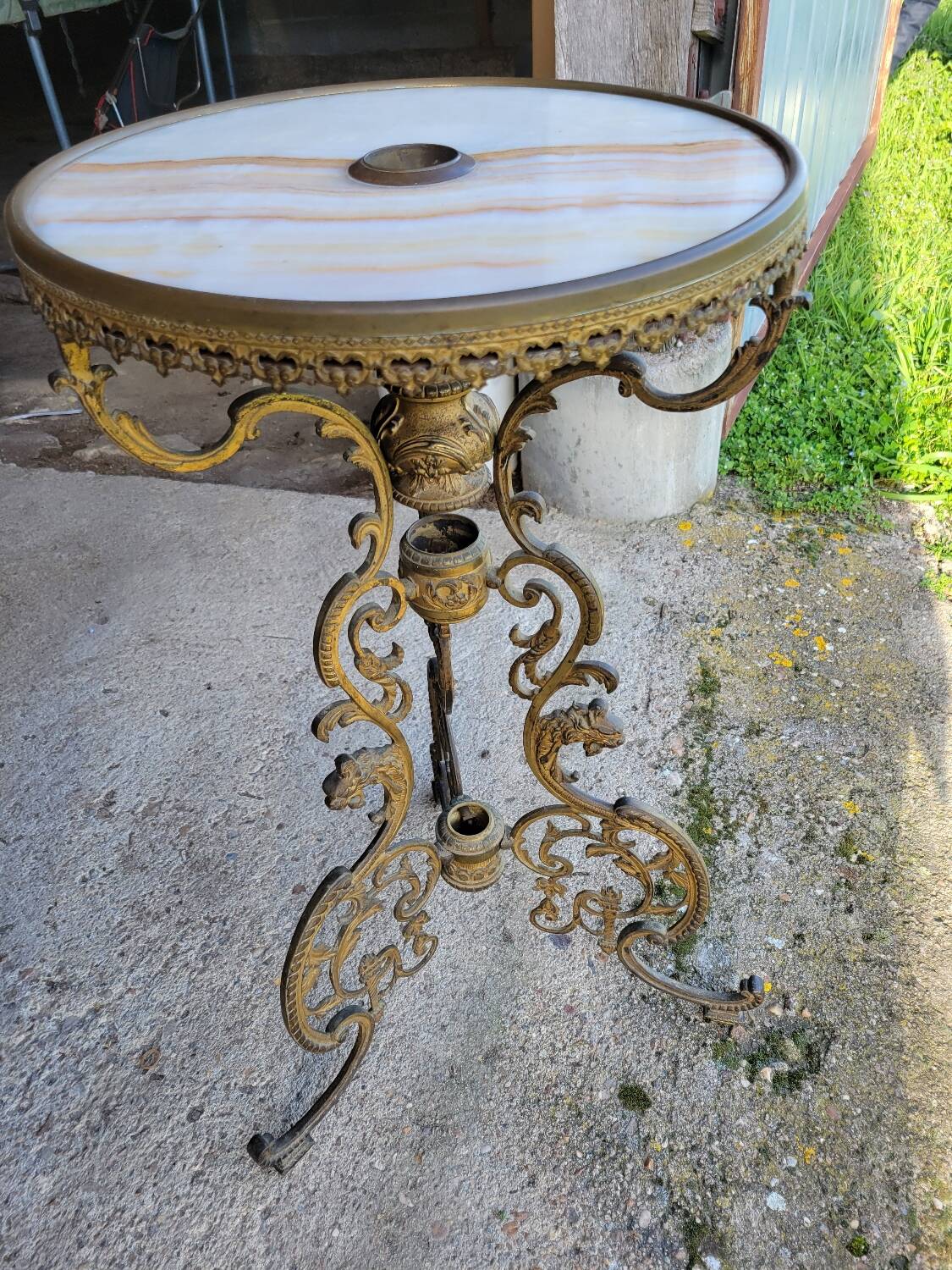 Round table in marble and gilded bronze
