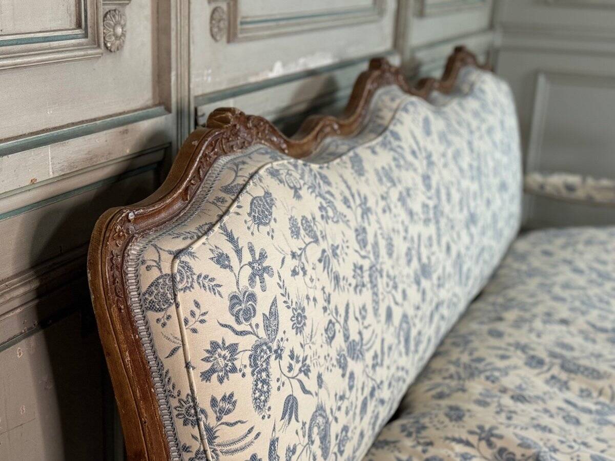 Louis XV bench in carved wood with oak patina, 18th century