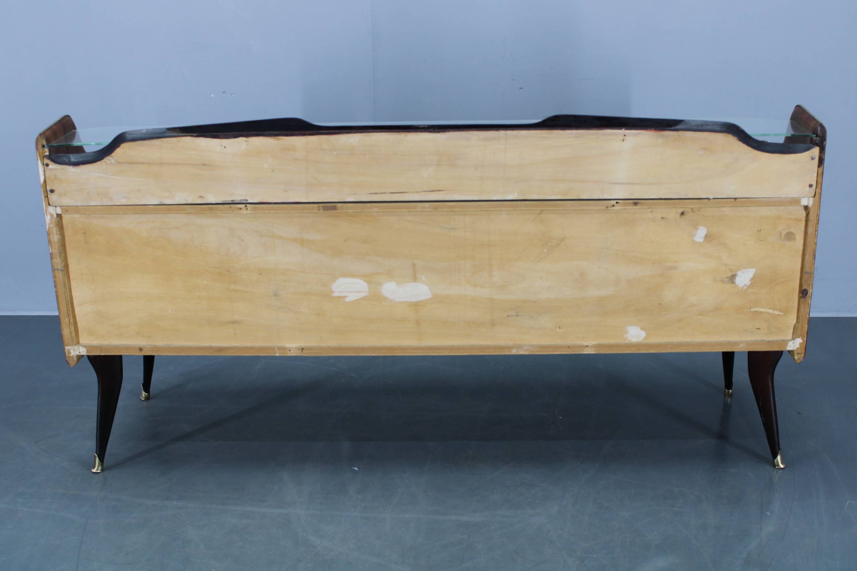 Buffet italien organique des années 1950 avec plateau en verre et 4 tiroirs