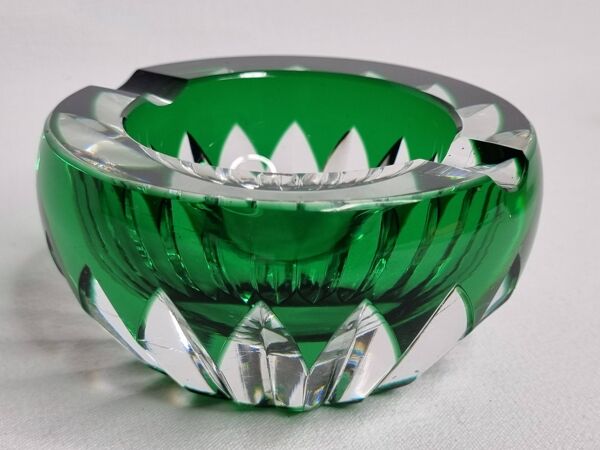 Vide poche, cendrier en cristal taillé vert Baccarat – France, XXe siècle