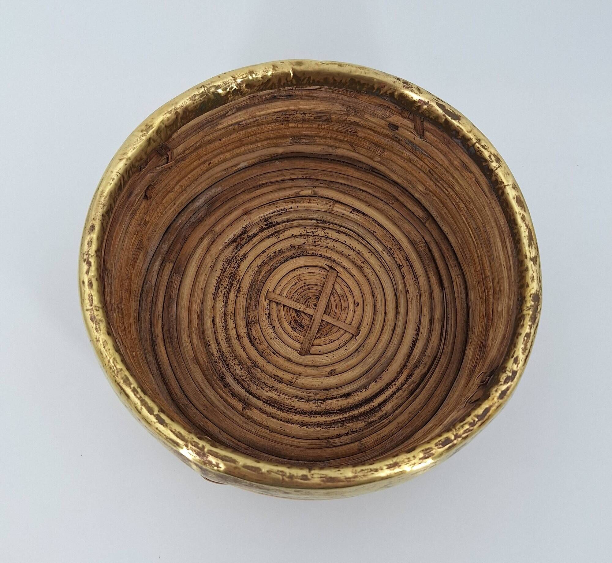 Cache-pot en rotin cerclé de laiton vers 1960 DLG Gabriella Crespi