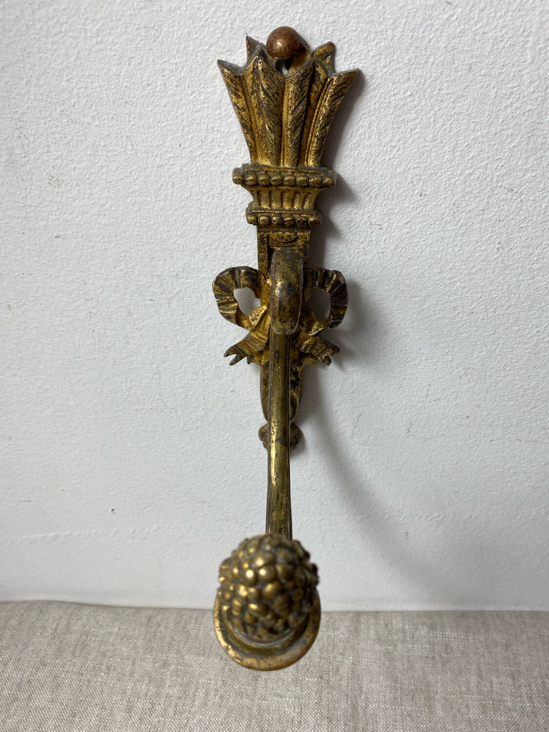 Patère en bronze, décor noeud