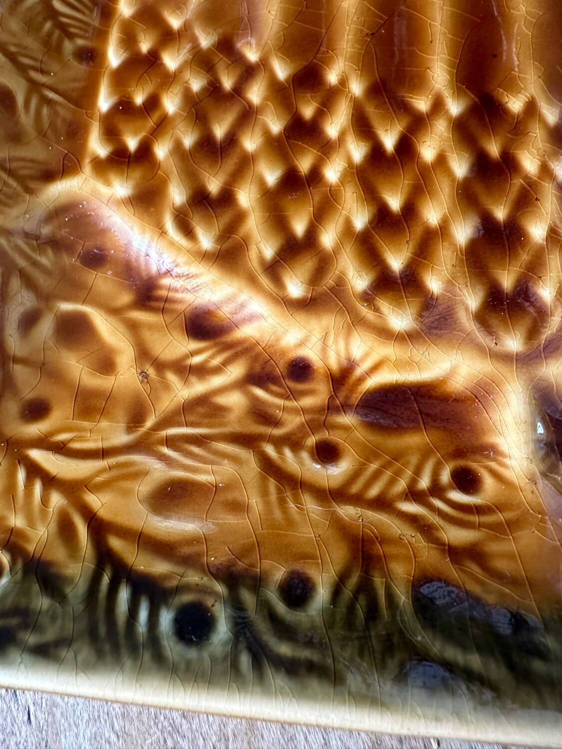 Petit plat à asperges en barbotine