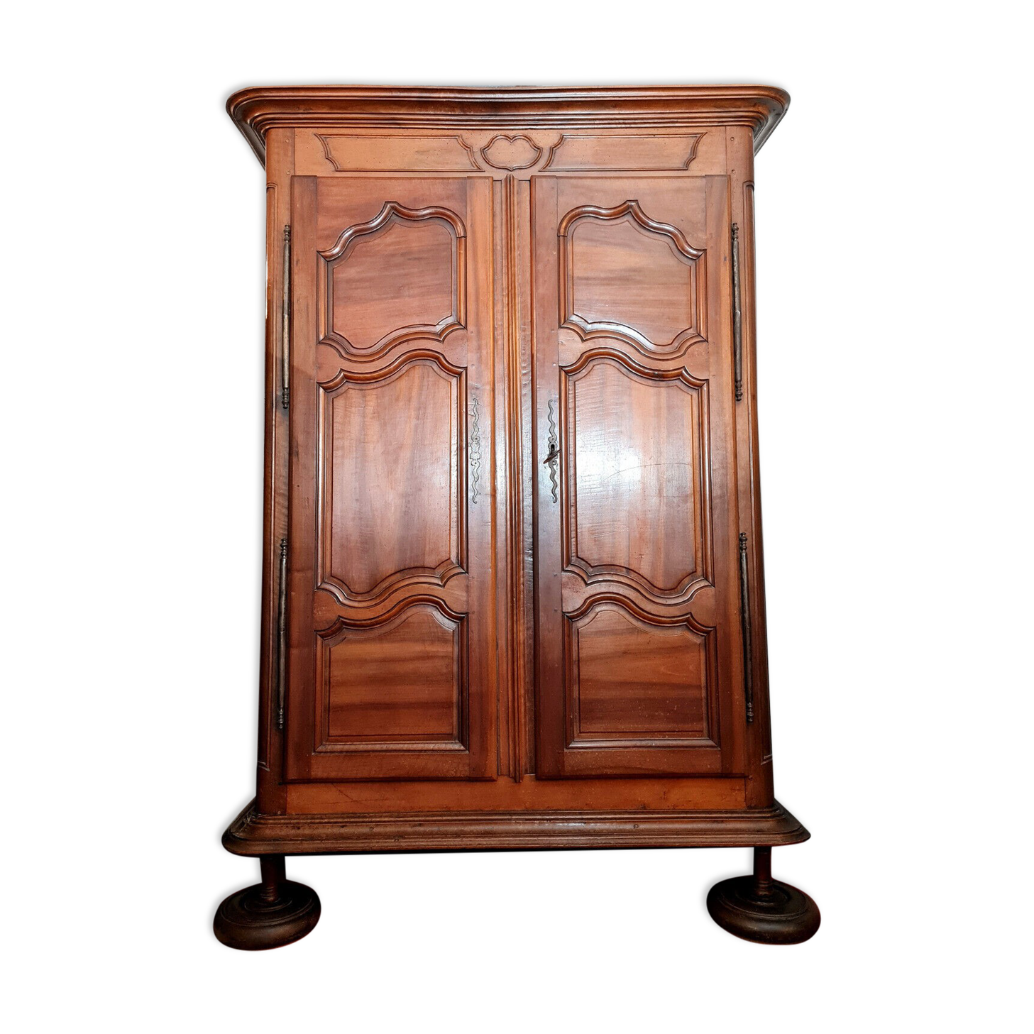 Burgundian wardrobe Louis XIII era in solid walnut around 1680