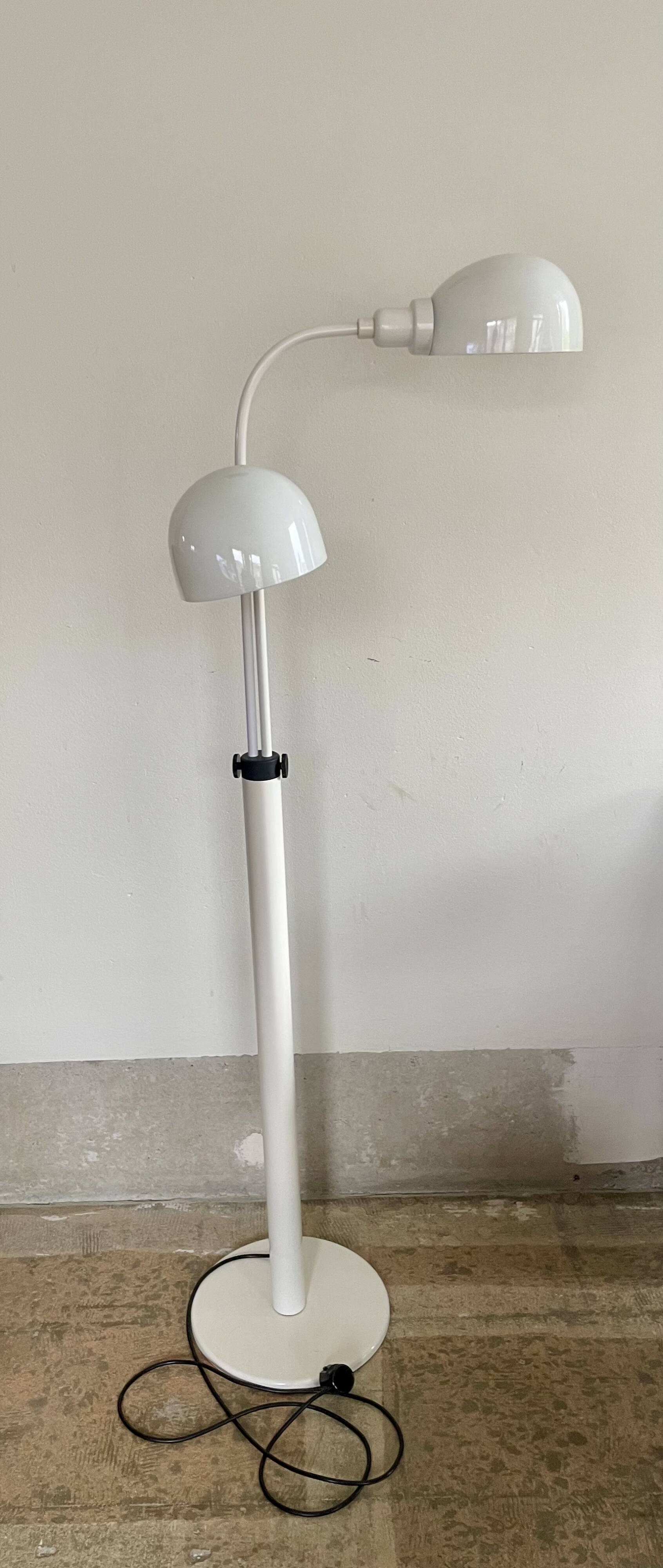 Lampadaire blanc sur pied avec bras rotatifs et abat-jours.