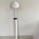 Lampadaire blanc sur pied avec bras rotatifs et abat-jours.