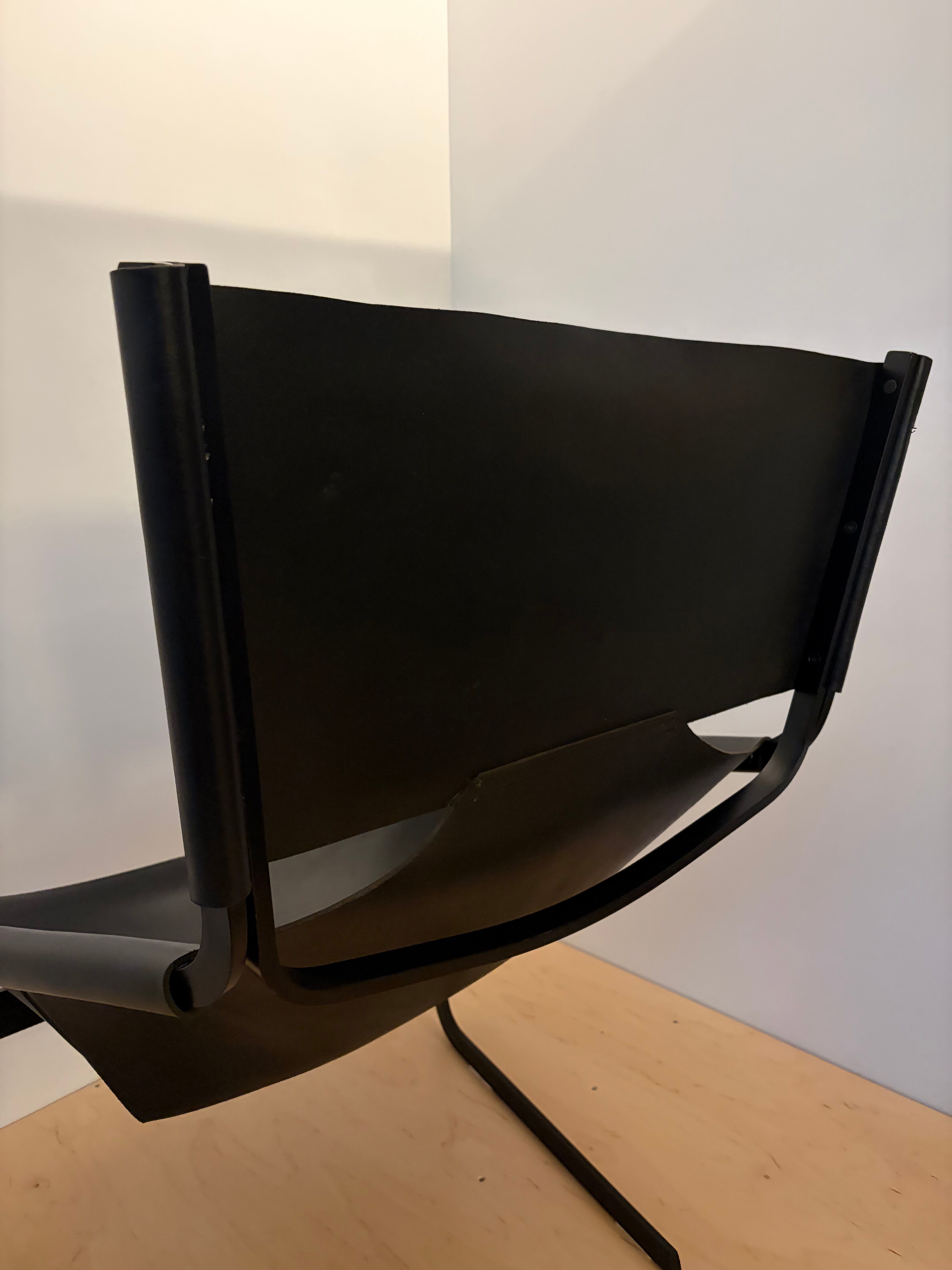 Fauteuil F444 Pierre Paulin pour Artifort Cuir Noir Piètement Métal La