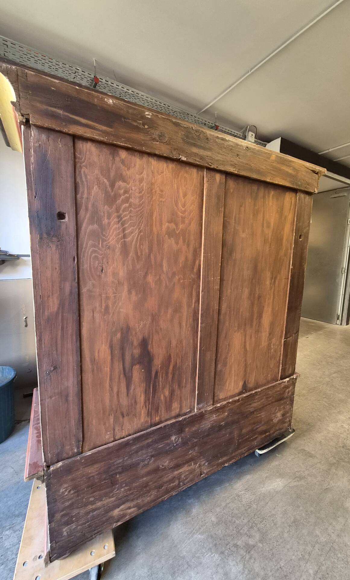 Mountain-painted wardrobe from the late 18th century.