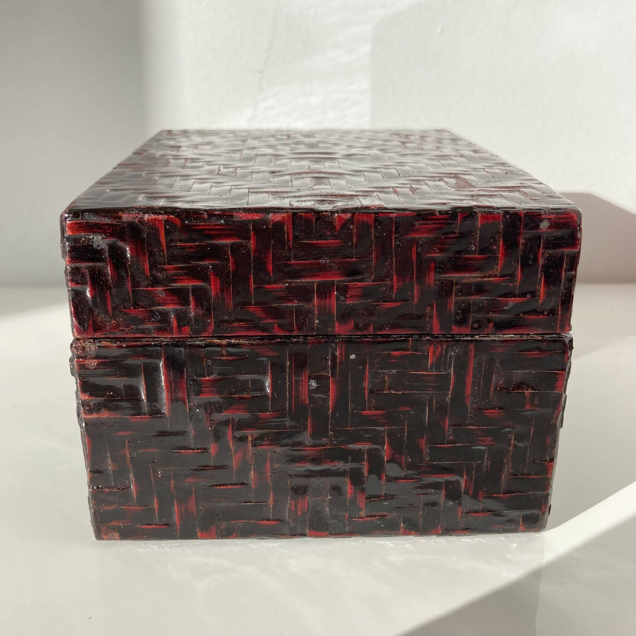 Boîte chinoise vintage de forme rectangulaire en bambou tressé et laqué