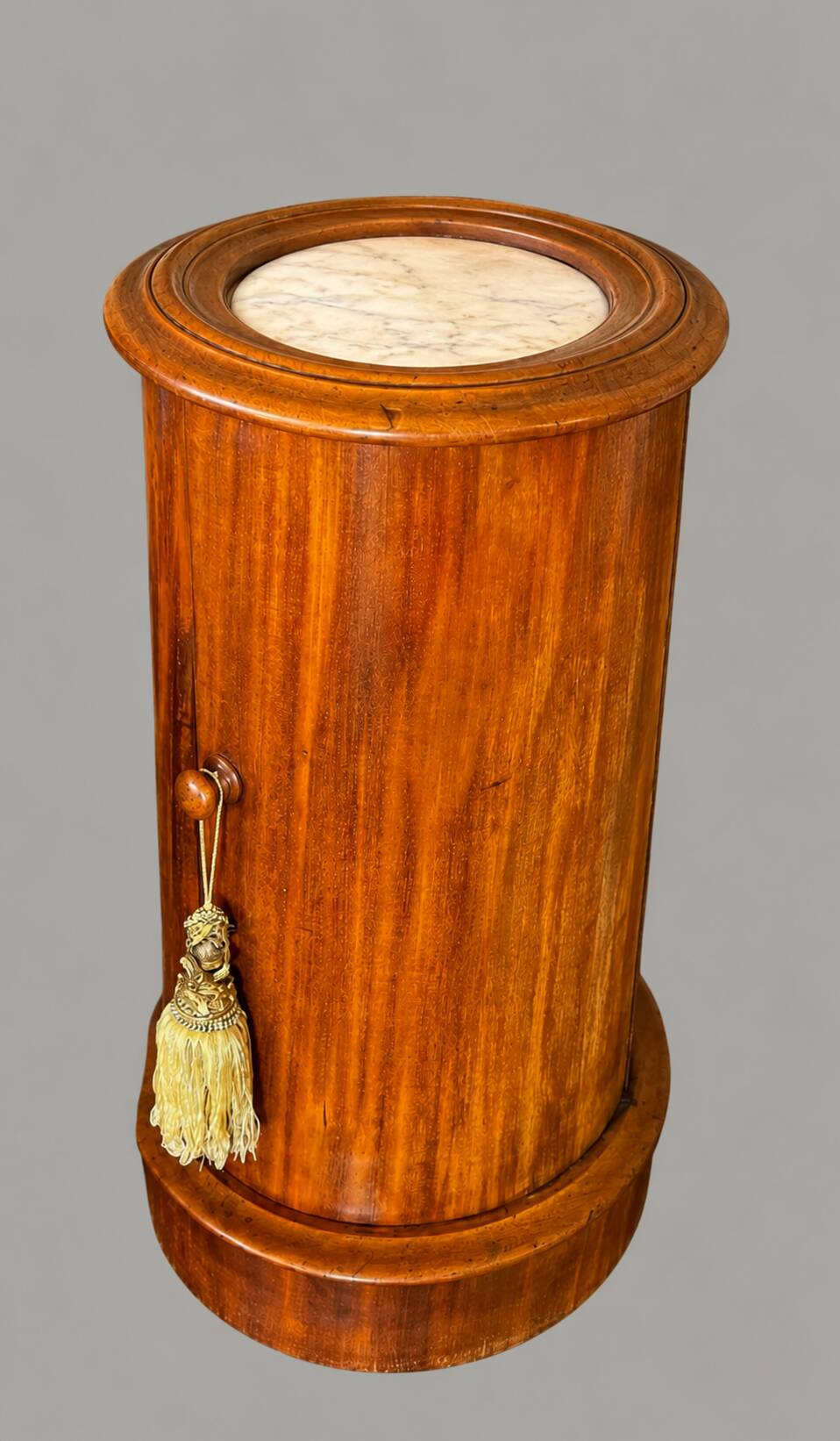 Somno in solid blonde acacia - topped with a white veined marble empire