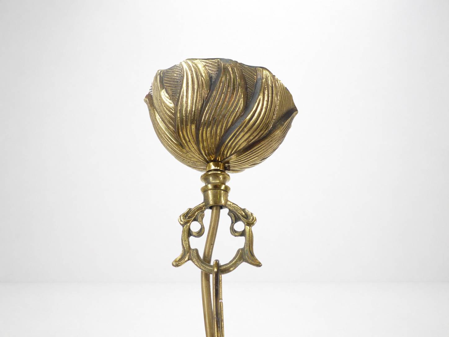 Lustre à 3 bras en laiton doré, motifs feuillages et volutes, style Art Déc