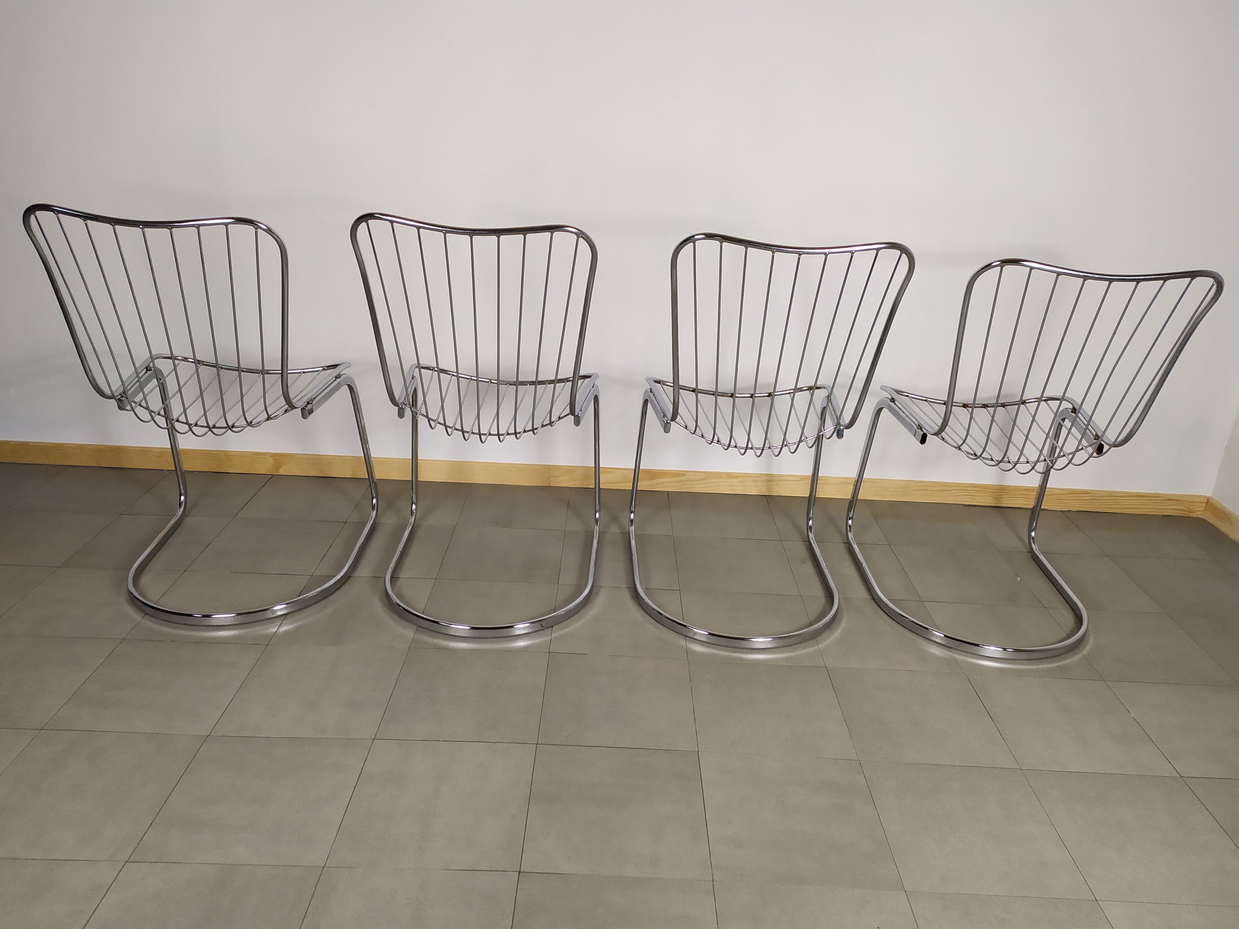 Lot de 4 chaise design en métal chromé années 70
