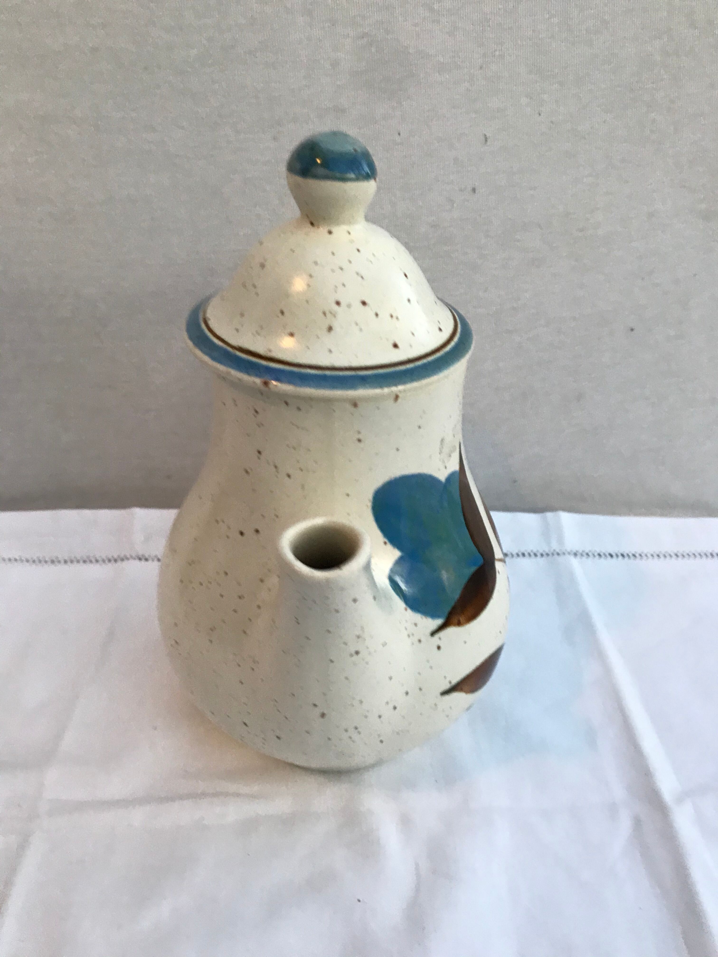 Former longchamp ceramics tea pot