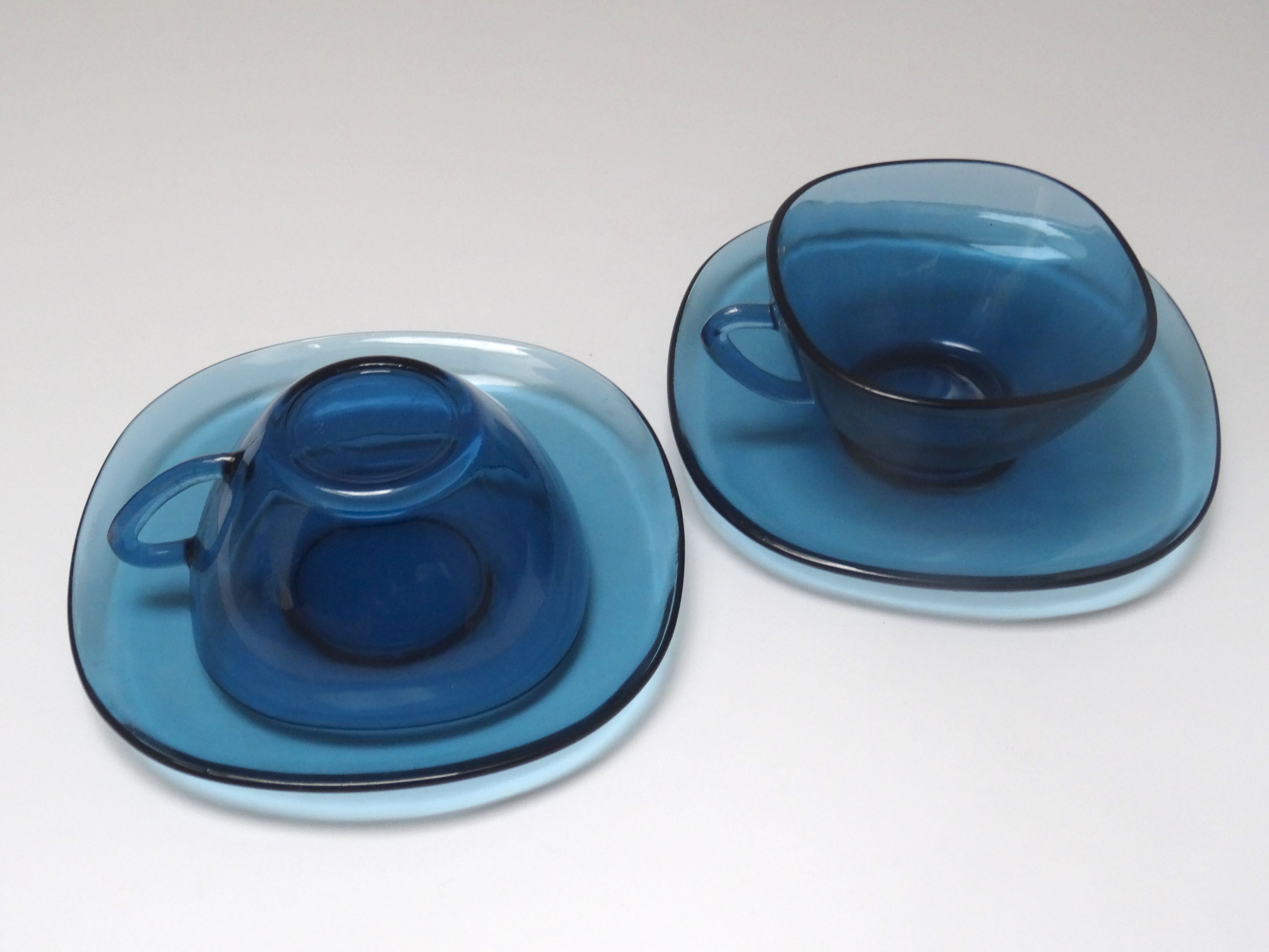 2 blue Vereco cups