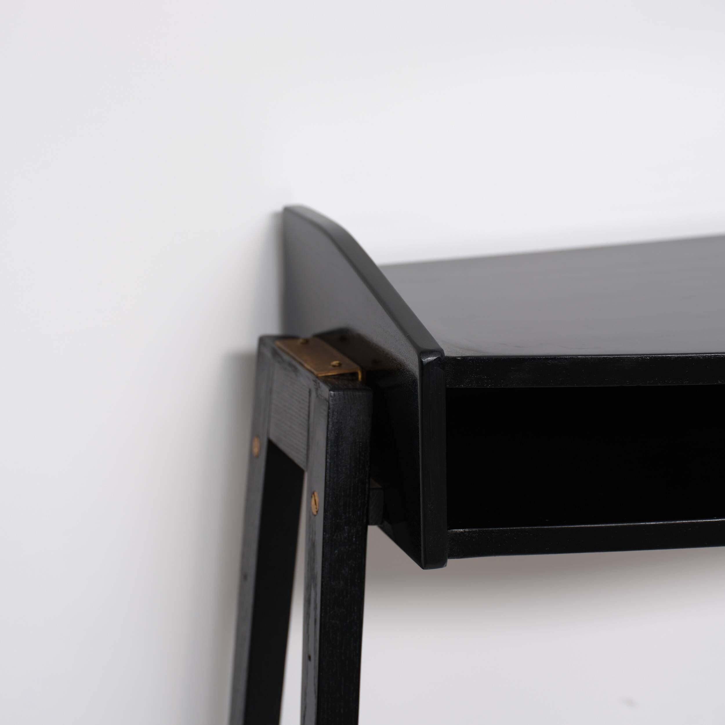 Console italienne en bois laqué noir des années 1950 avec façade de tiroir en laiton