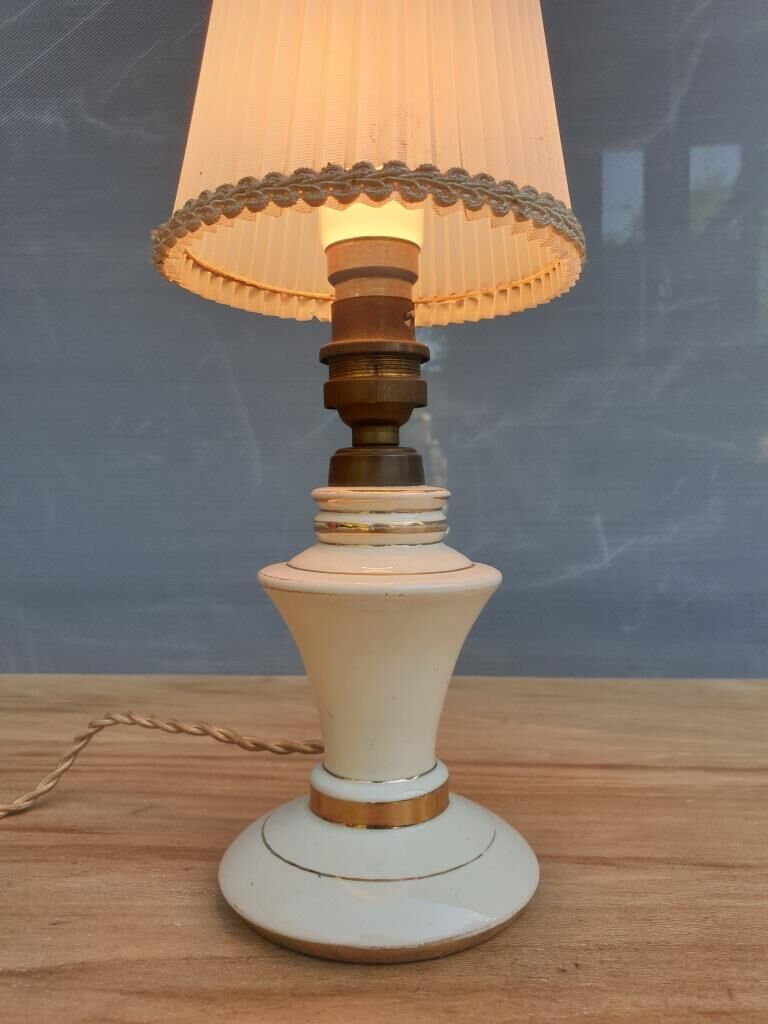 Lampe  bougeoir vintage faïence vanille liseré or et abat-jour rhodoïd plissé azur