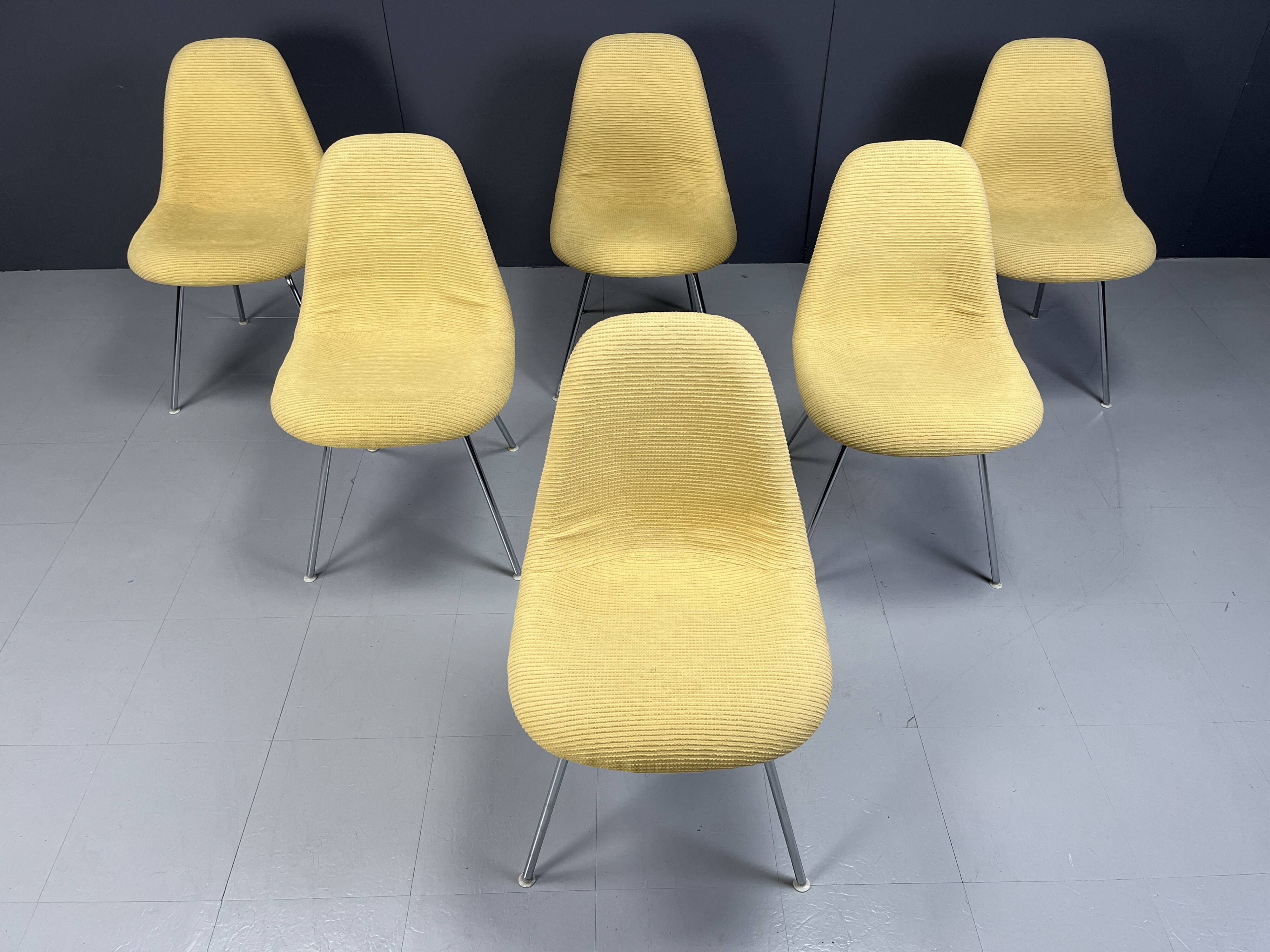 Eames fiberglass dining chairs for herman Miller, 1970s