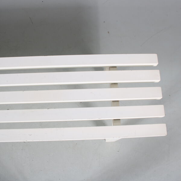 Banc à lattes en métal blanc des années 1970 des Pays-Bas