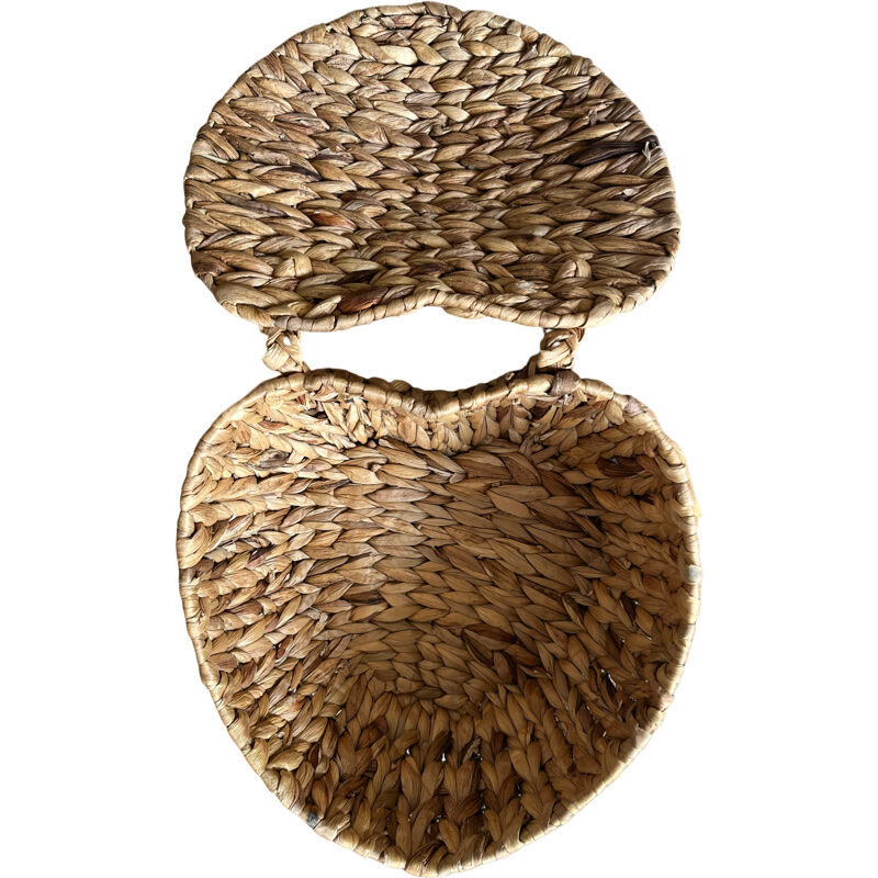 Banana leaf pan in the shape of a vintage heart