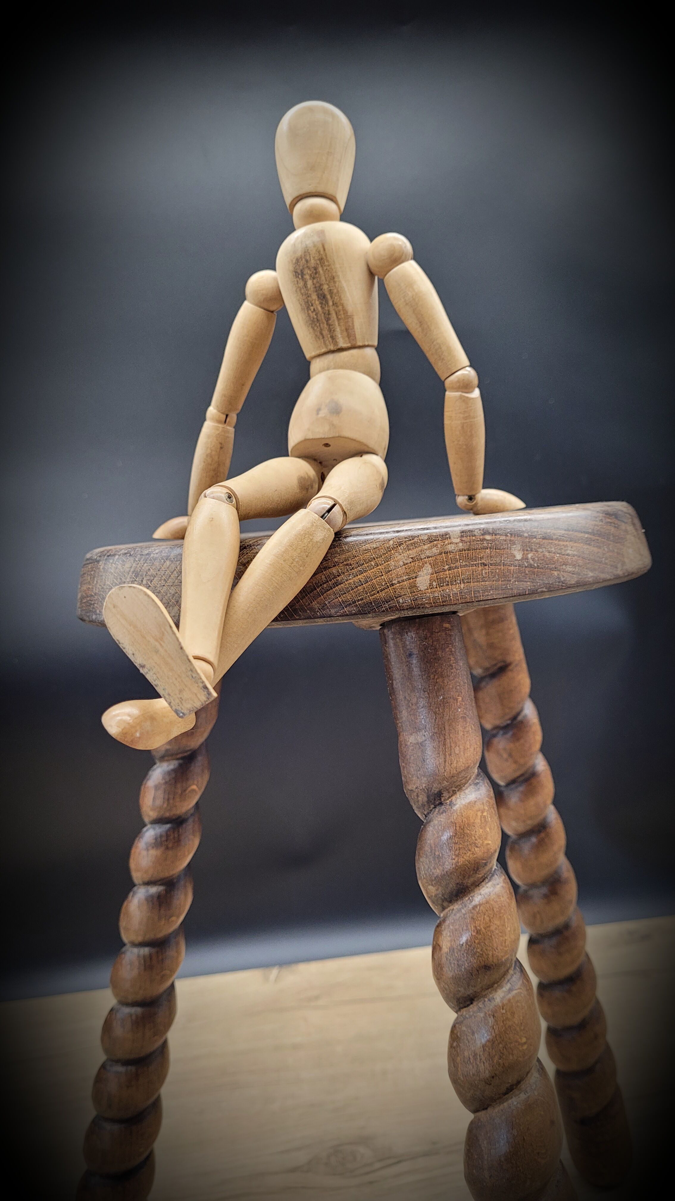 Tripod stool with turned feet