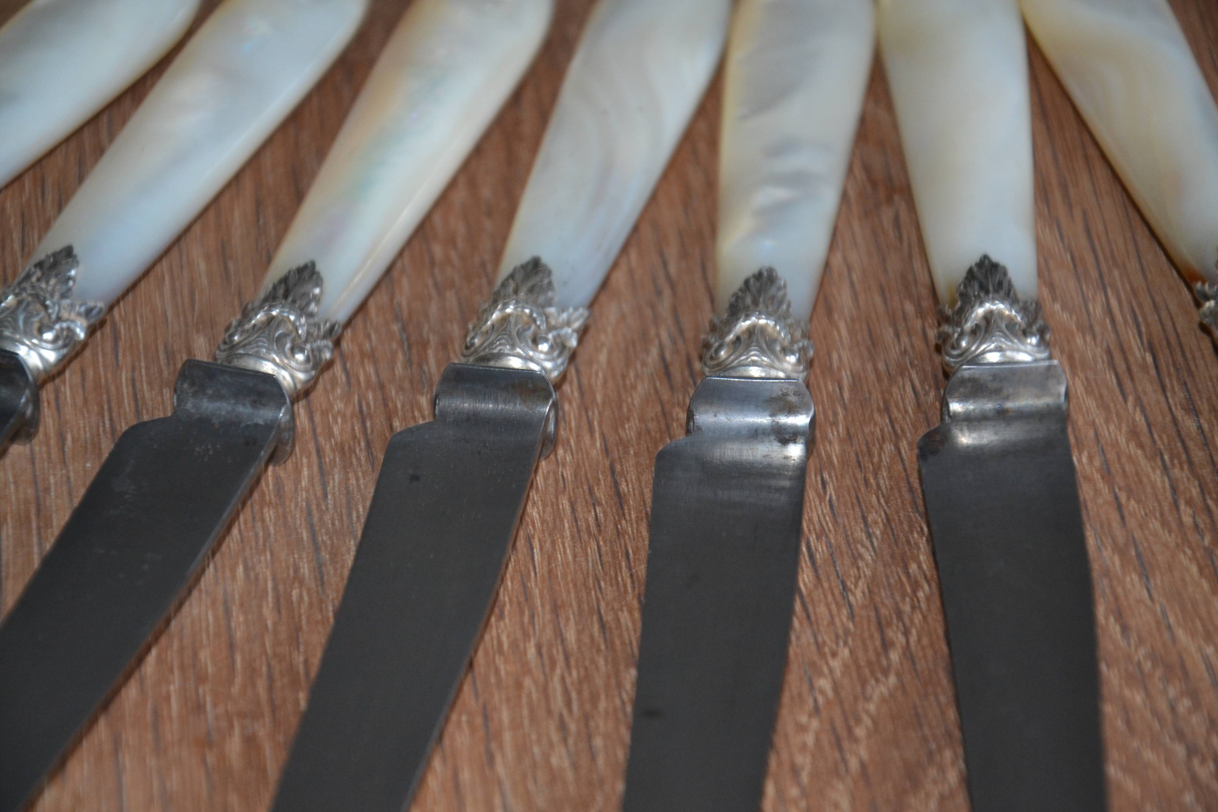 10 antique knives in mother-of-pearl and silver-plated metal