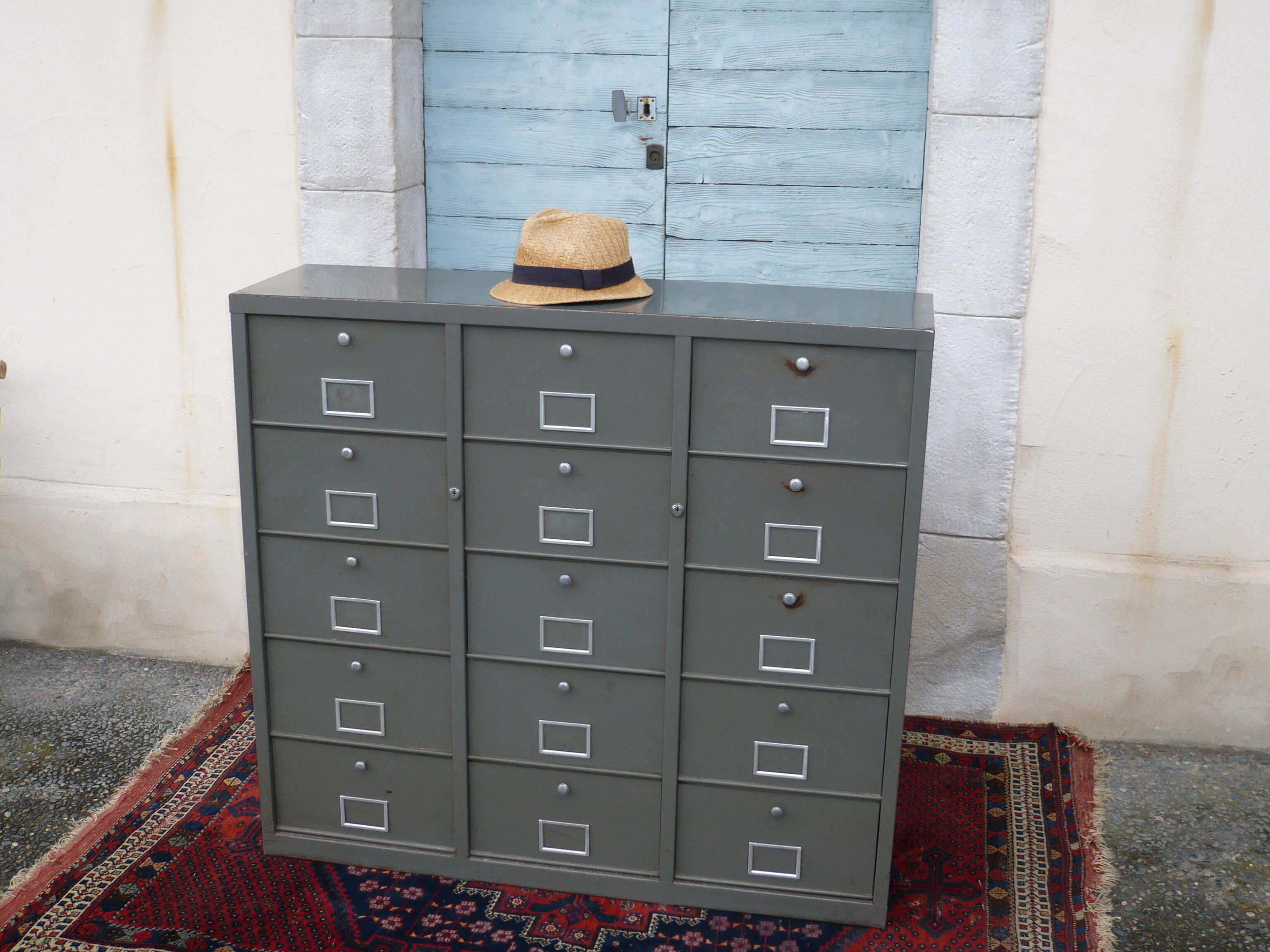 Furniture industrial clamshell