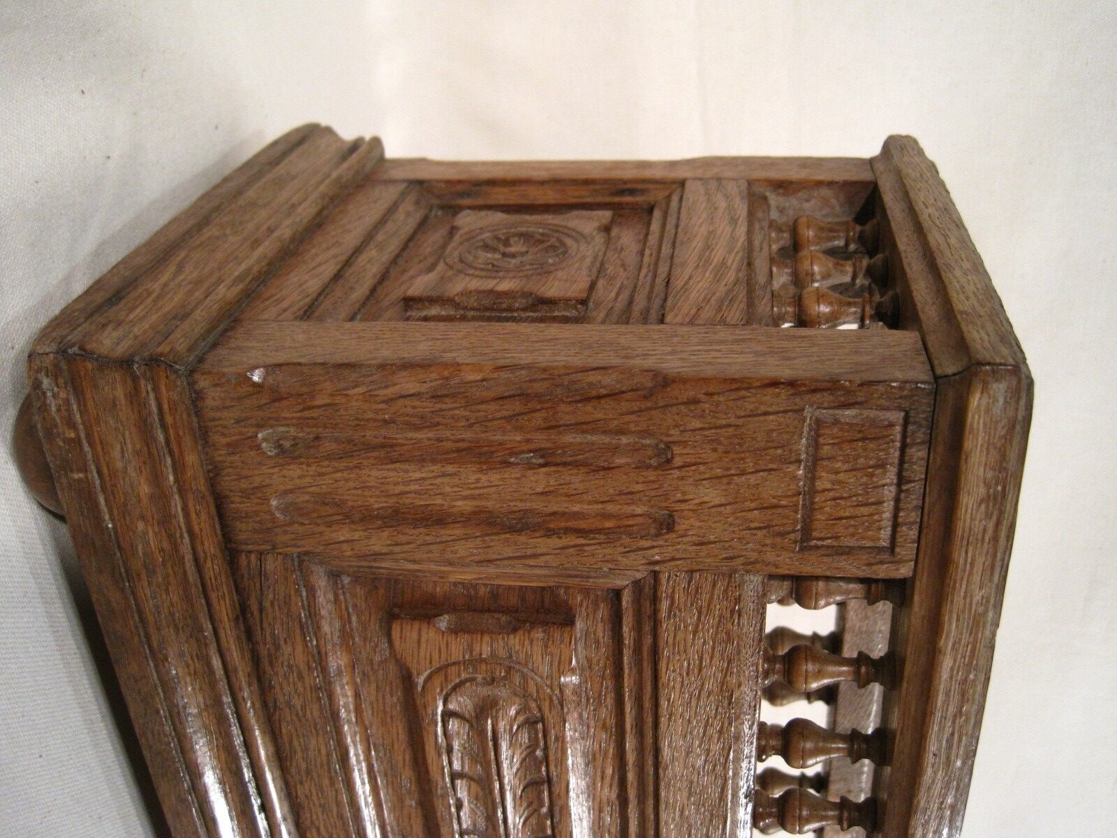 Old planter planter outside wooden box around 1900