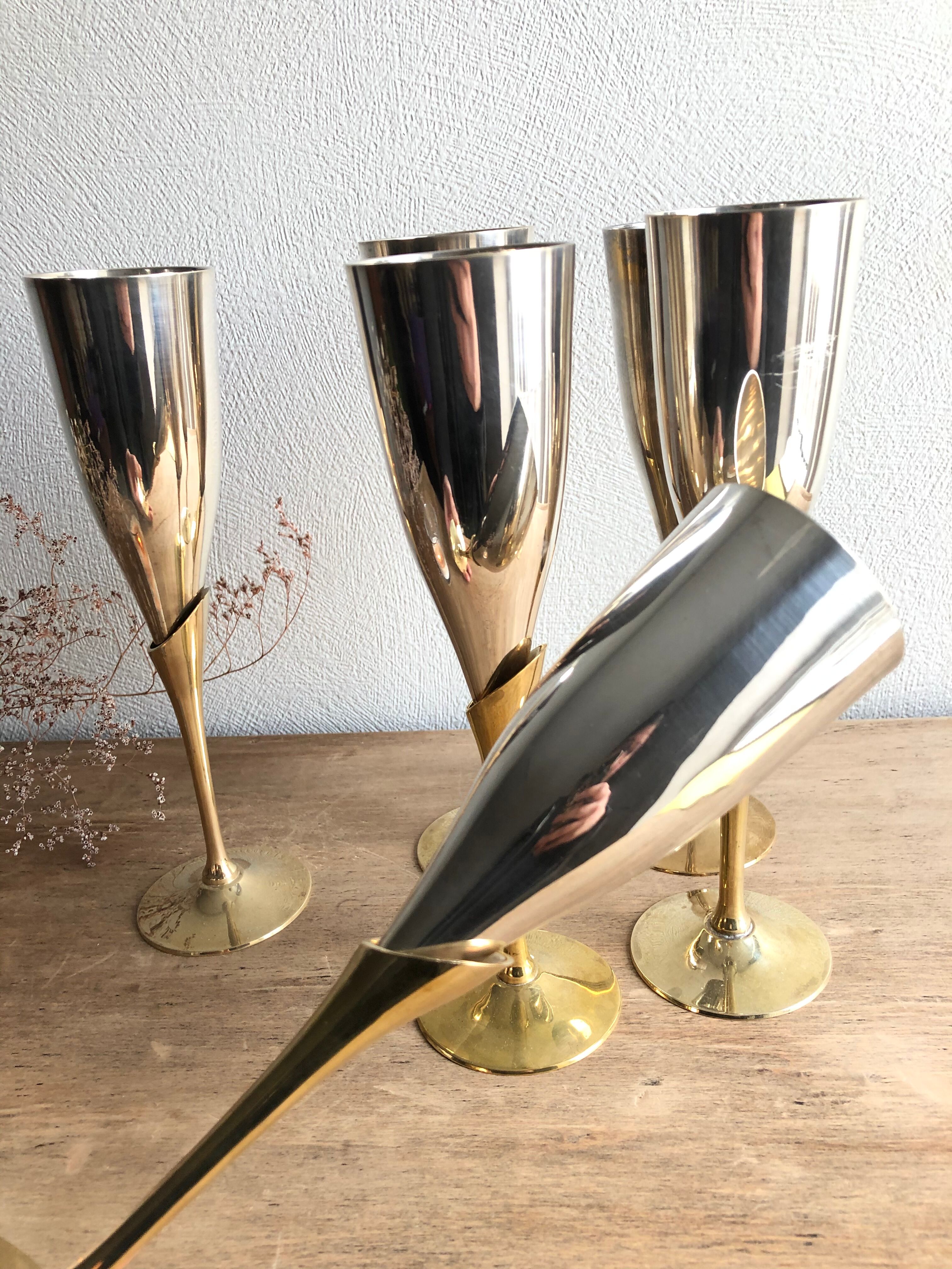 6 flûtes à champagne en laiton doré