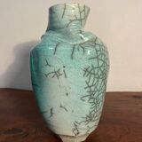 Vase en porcelaine céladon craquelée forme libre
