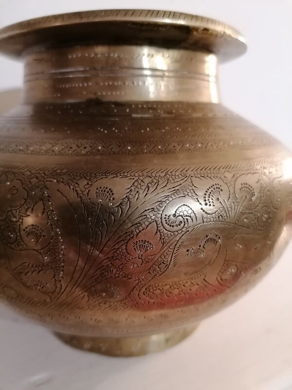 Pot à eau (vase) bénite antique en laiton d'Inde
