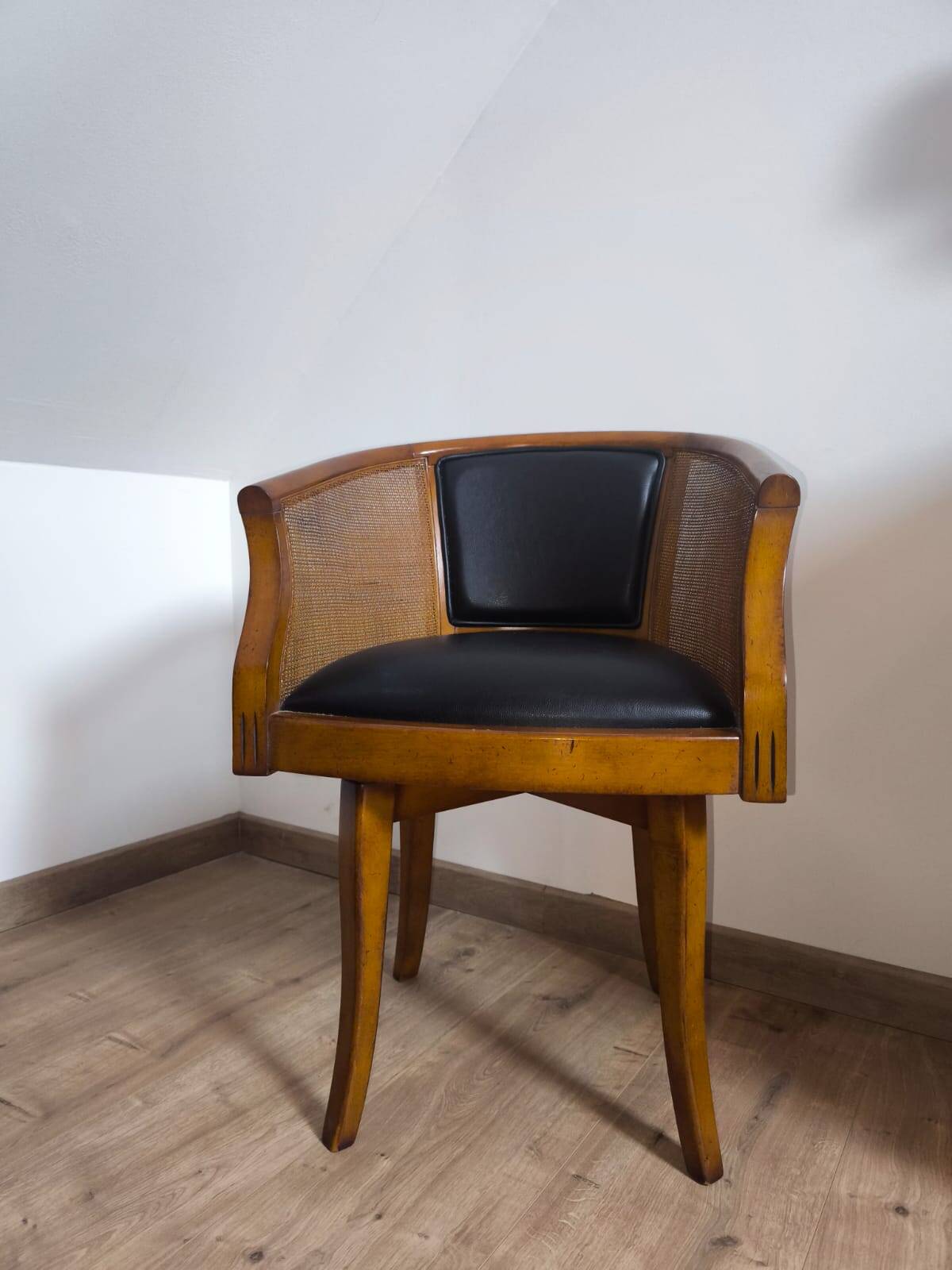 Swivel office chair