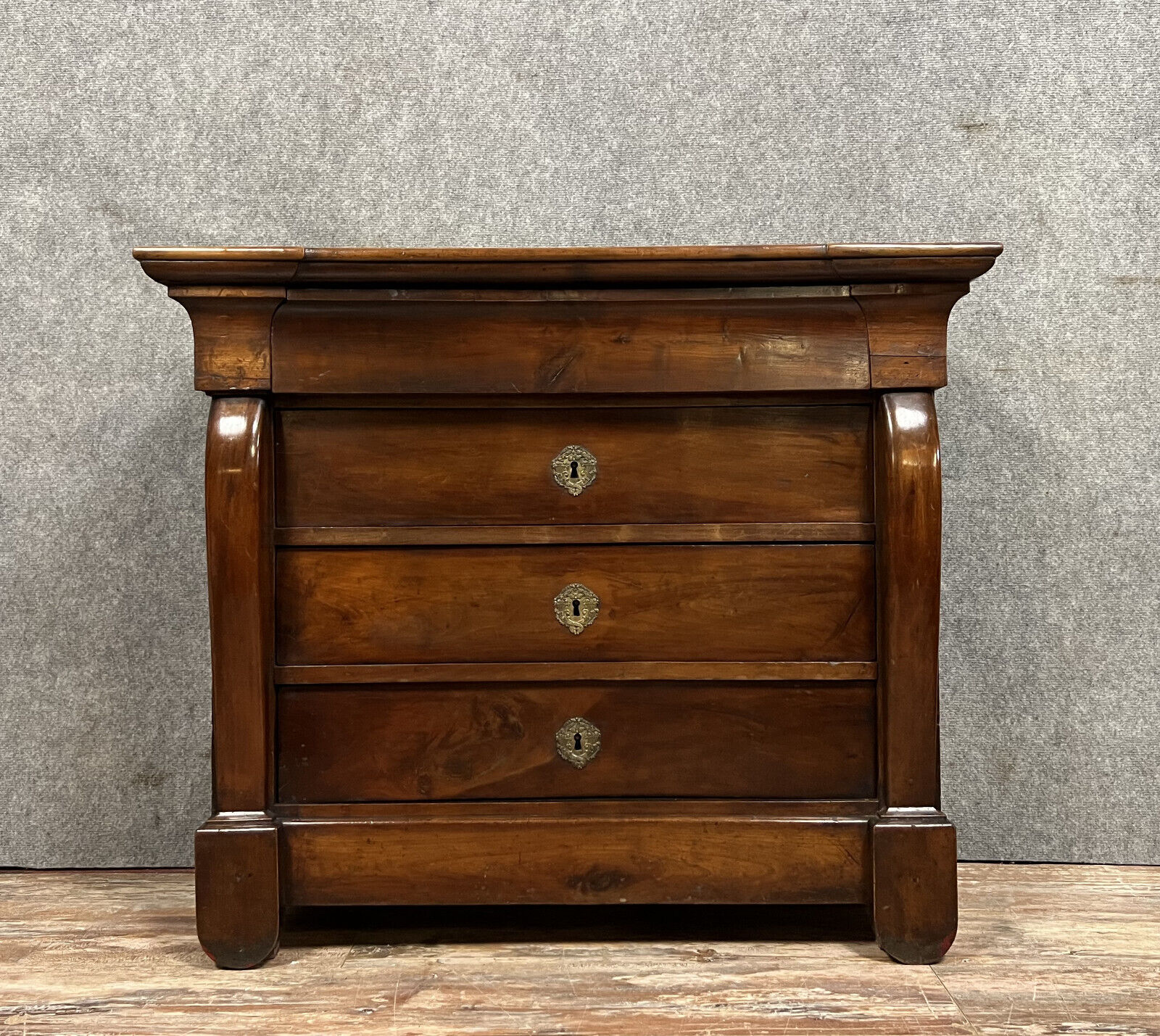 Empire period lady's chest of drawers / Mahogany restoration circa 1810
