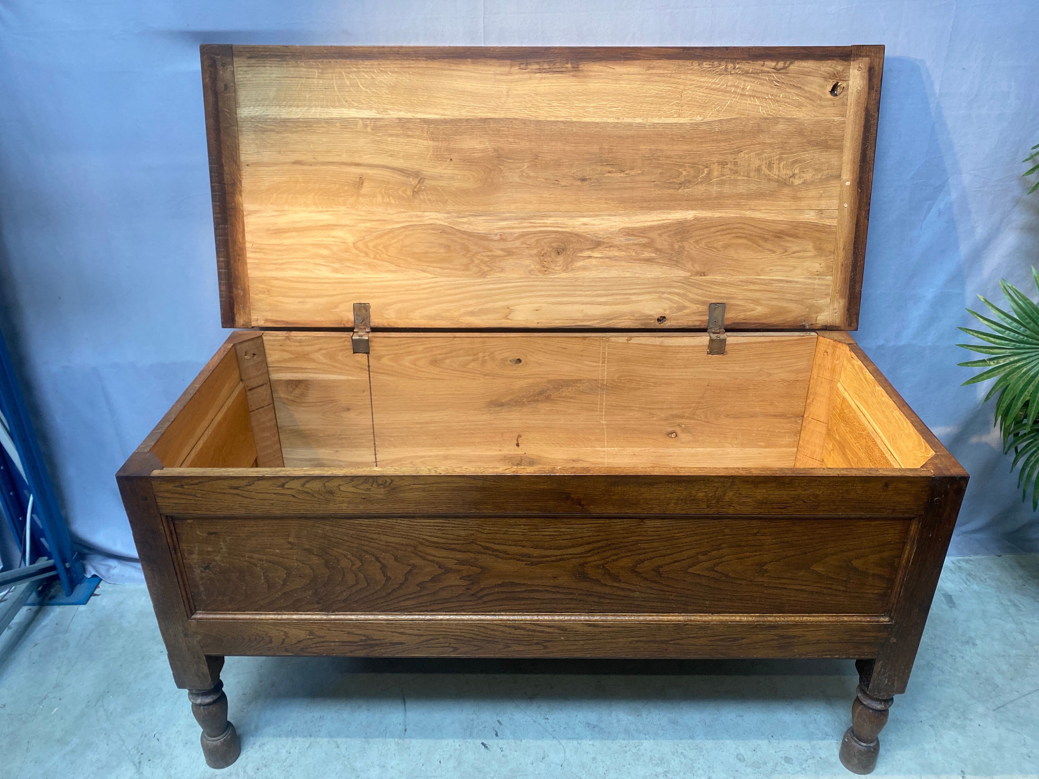 Oak tie with storage box