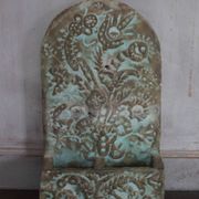 Paire de jardinières murales en faïence signées, cache-pot