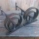 Paire de chenets cheminée fer forgé forme circulaire vintage