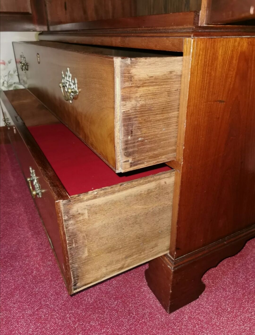 Very beautiful old English cabinet made of solid 19th century mahogany