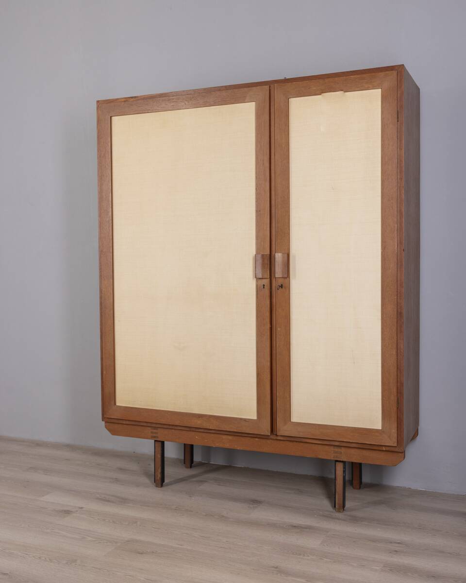 Meuble en bois à deux portes des années 1960, recouvert de tissu, de style italien.