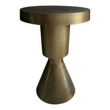 table d'appoint en métal sculptural, côté contemporain en laiton pour intérieurs modernes