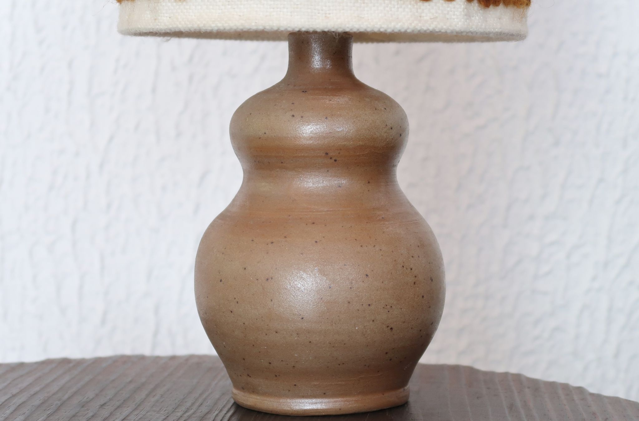 Lampe en grès, abat jour en  laine, années 70