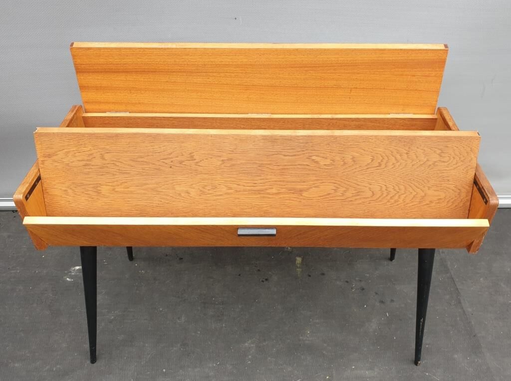 Console serves Singer Scandinavian design 1960